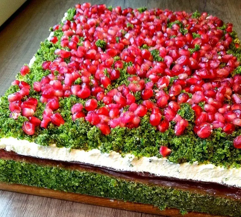 Zaskocz wszystkich pysznym ciastem szpinakowym z granatem - przepis krok po kroku