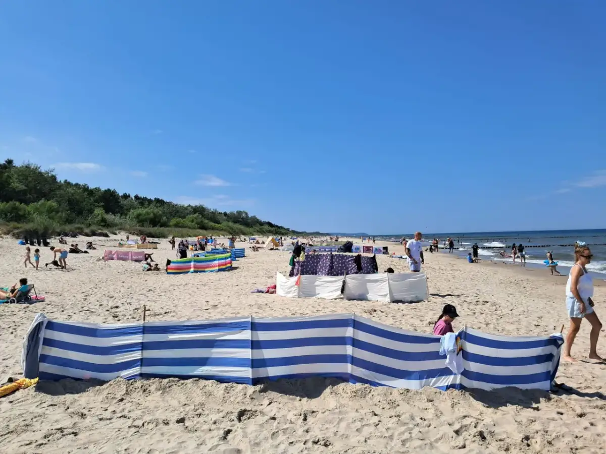 Gdzie leżą Chałupy? Odkryj raj dla surferów i naturystów