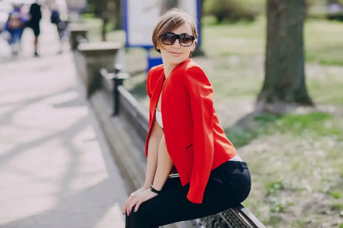 Jaką bluzkę wybrać do czerwonego garnituru, by wyglądać świetnie?