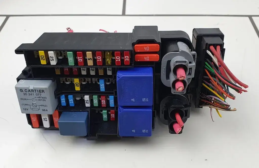 Gdzie są bezpieczniki scenic 3? Znajdź je łatwo i szybko