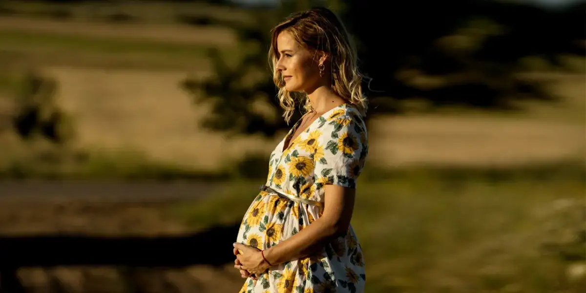 Długość sukienki ciążowej na wesele: Maxi czy Midi? Wybierz komfort!