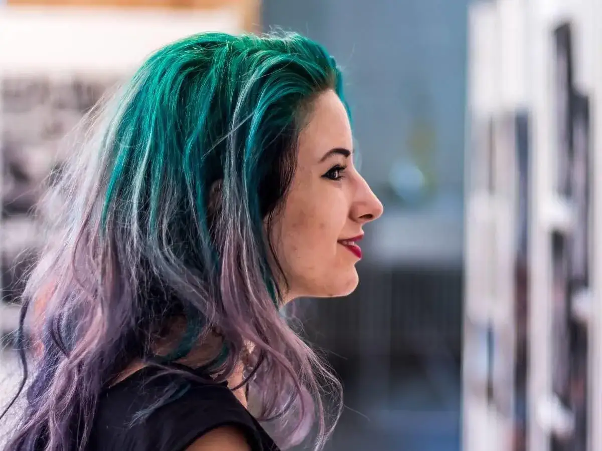 Rozjaśnianie włosów po hennie: jak uniknąć zieleni i zniszczeń?