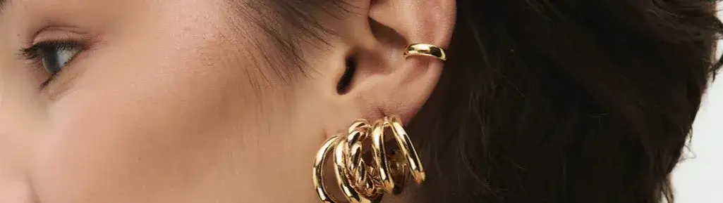 Czy pozłacana biżuteria czernieje? Odkryj sekrety trwałego blasku