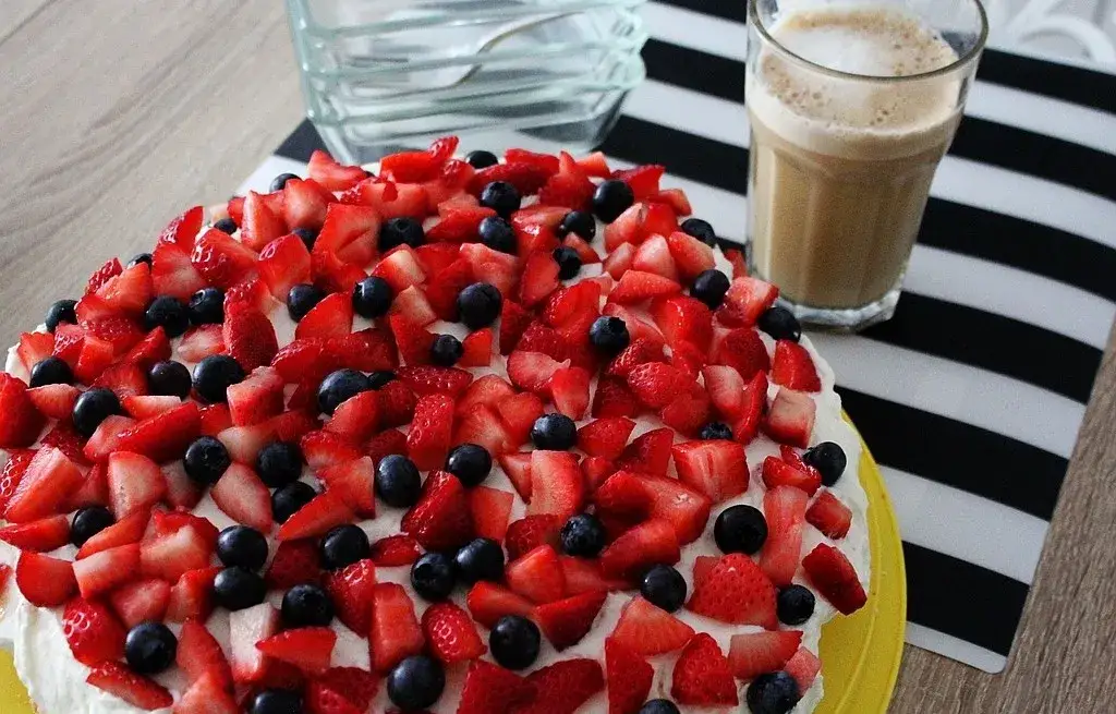 Puszysty tort bezglutenowy: przepis krok po kroku i sekrety mistrza!