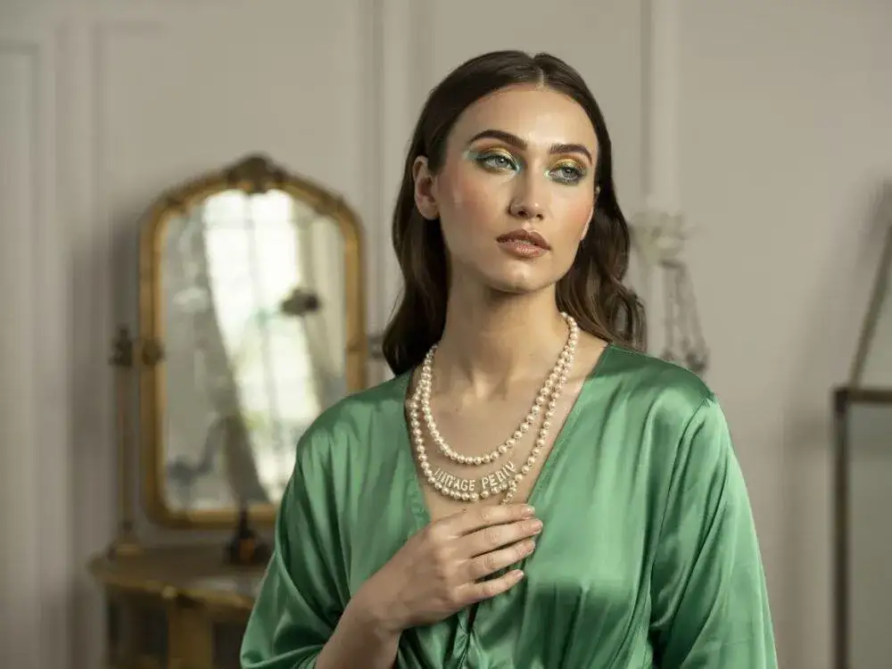 Jaki makijaż do zielonej sukienki, aby uniknąć modowych wpadek?