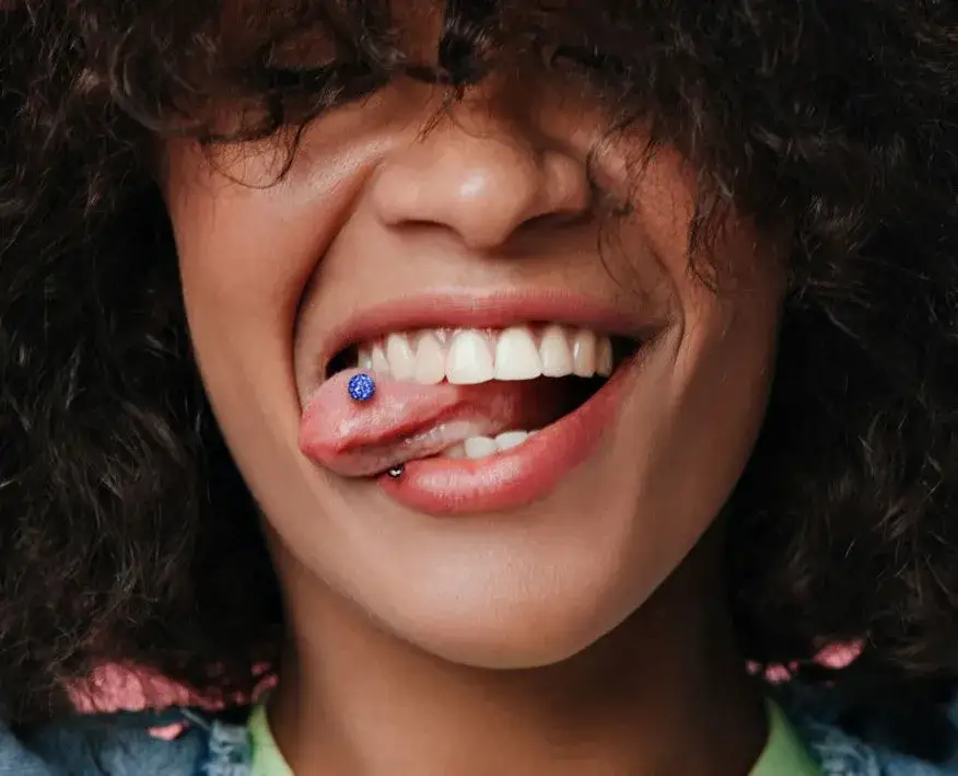 Ile kosztuje kolczyk w języku? Ceny, ryzyka i wybór studia.