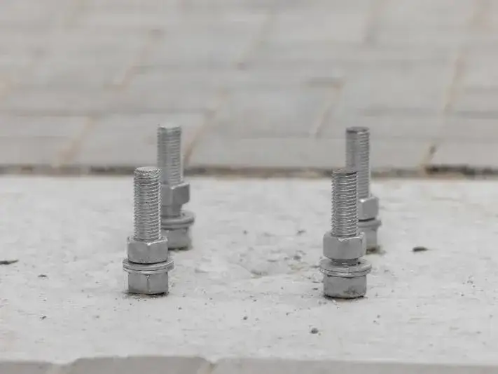 Jakie kołki do montażu okien wybrać, by zapewnić trwałość i bezpieczeństwo?