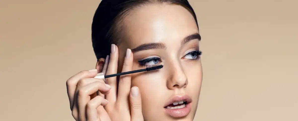 Perfekcyjne rzęsy bez grudek? Poznaj triki makijażystki!