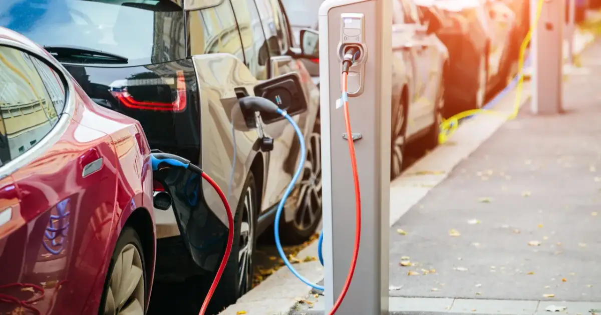 Auta elektryczne w Polsce: 150 tys. i milion do 2030? Sprawdź!