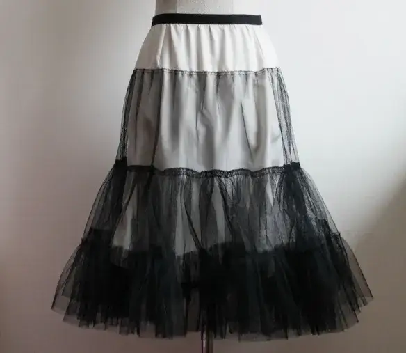 Jak uszyć spódnicę z trzech falban – krok po kroku z poradami