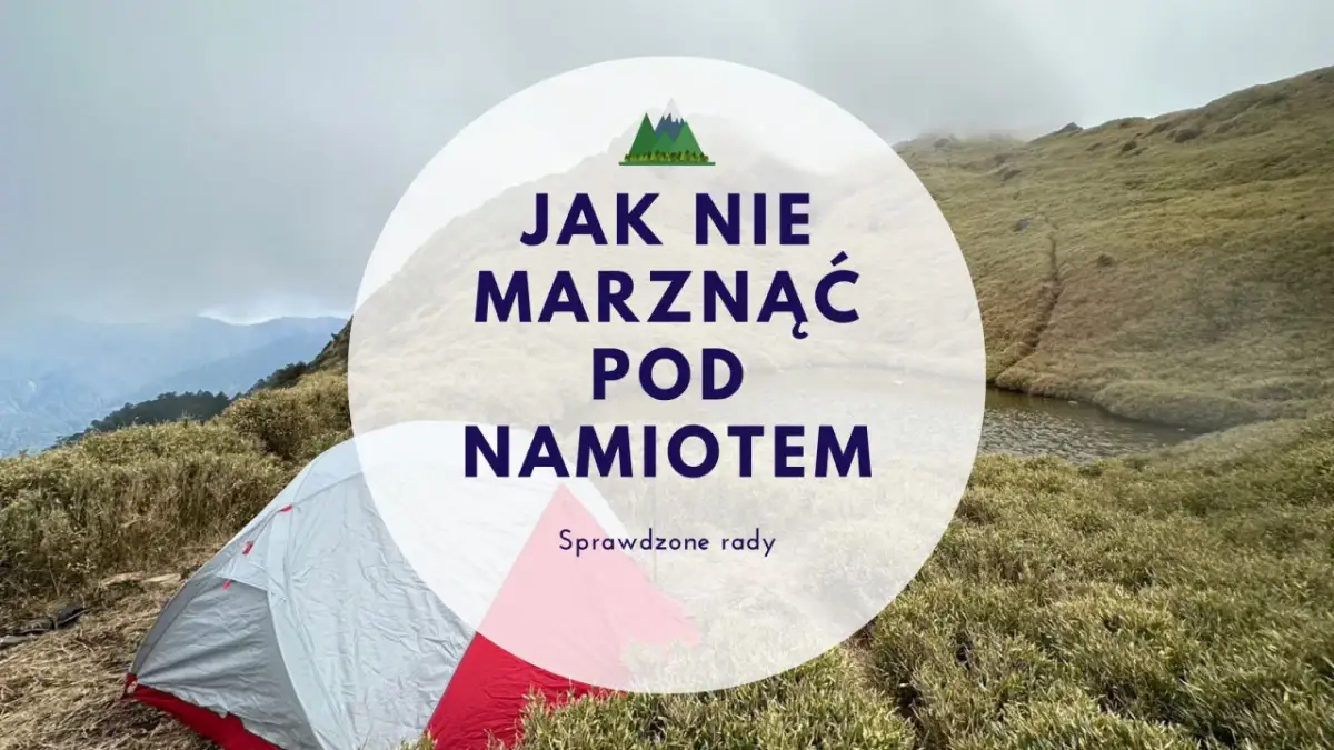 Namiot na górskim zboczu, mgła i trawy. Poradnik "Jak nie marznąć pod namiotem", nawet gdy jest 10 stopni.