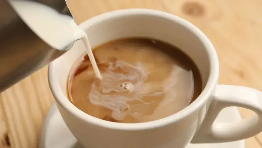 Czy kawa z mlekiem roślinnym jest zdrowa? Odkryj prawdę o korzyściach