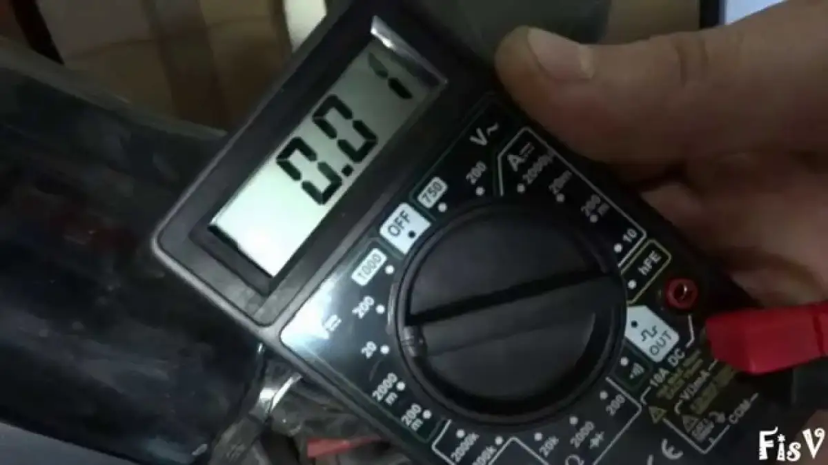 Regulator napięcia: objawy awarii i diagnoza multimetrem (14,4V)