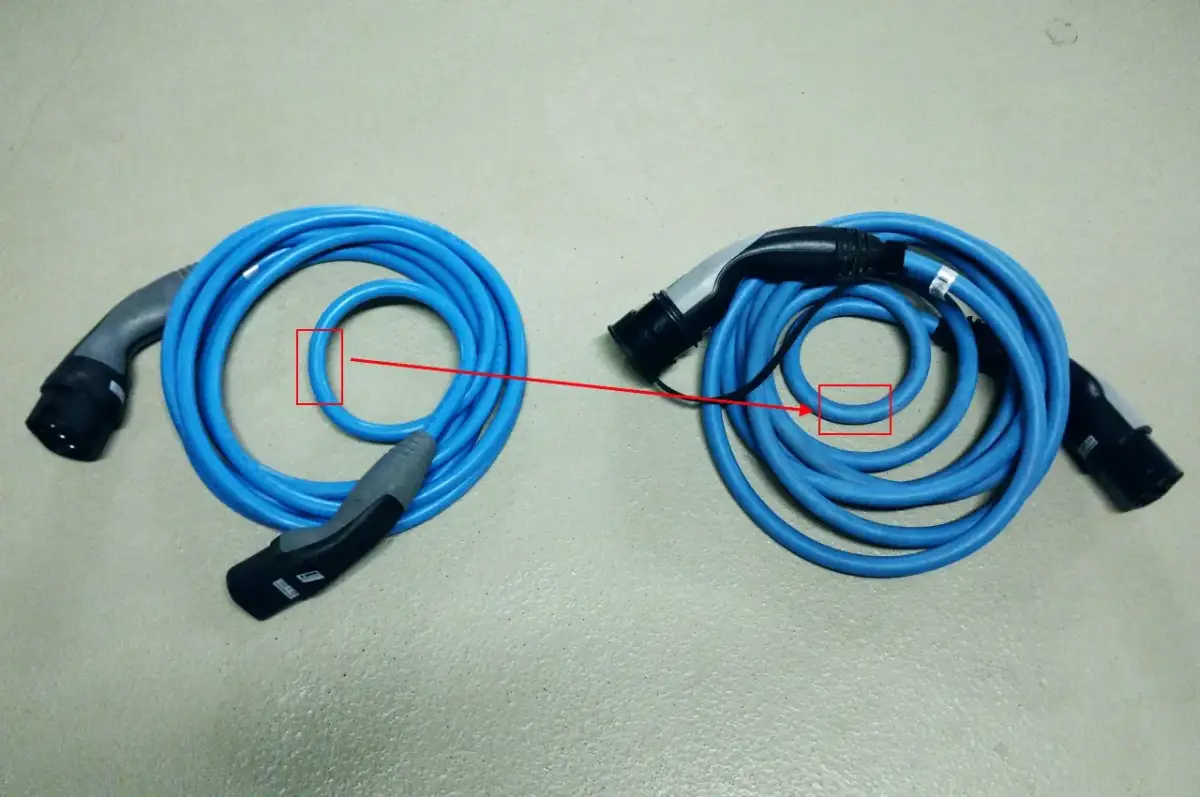 Dwa niebieskie kable do ładowania samochodu elektrycznego, jeden z wtyczką typu 2, drugi z wtyczką typu 1. Jaki kabel do ładowania samochodu elektrycznego wybrać?