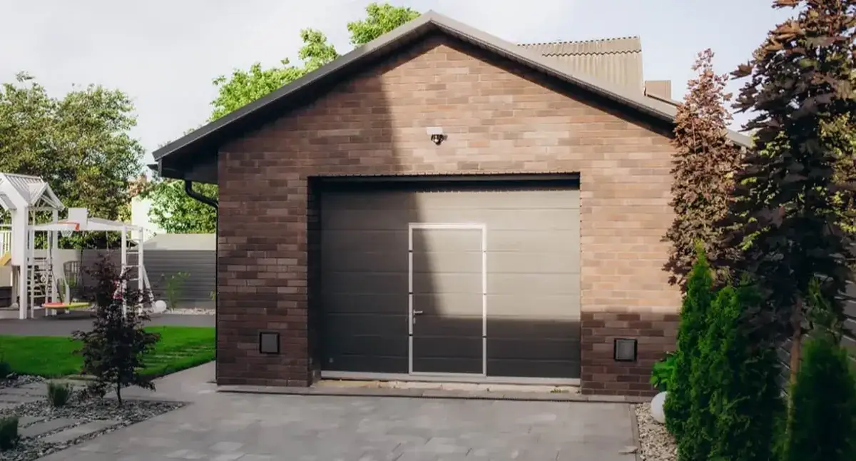 Kiedy garaż jest w bryle budynku? Poznaj zalety i wady tego rozwiązania
