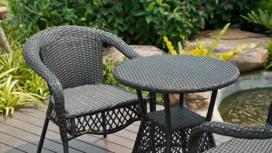 Czym obić meble ogrodowe, aby były trwałe i odporne na warunki?
