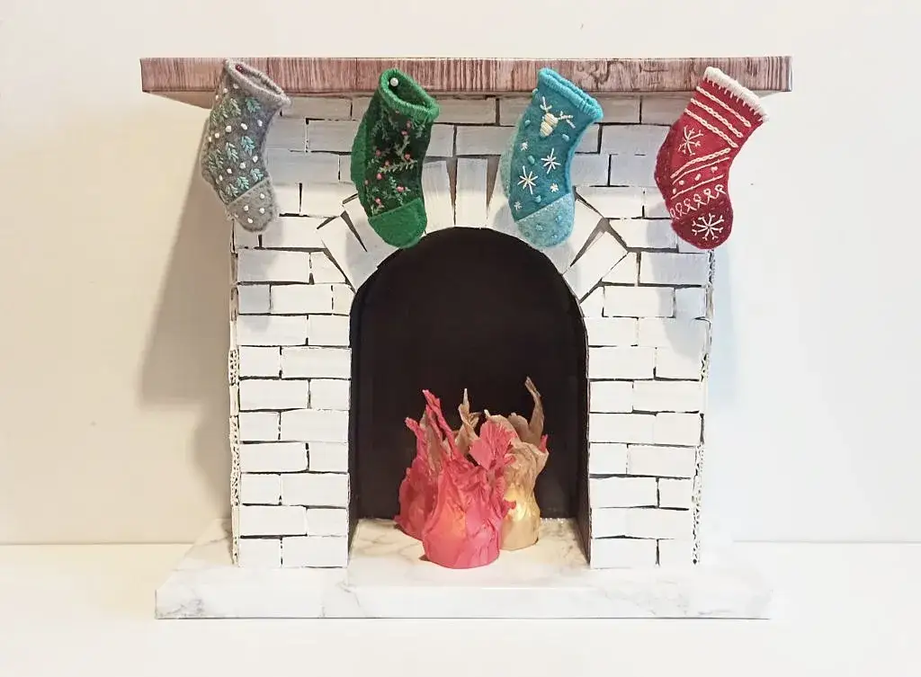 Jak zrobić kominek z kartonu? Tani i efektowny hit DIY!