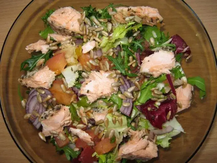 Idealne sałatki do łososia pieczonego, które zachwycą Twoich gości