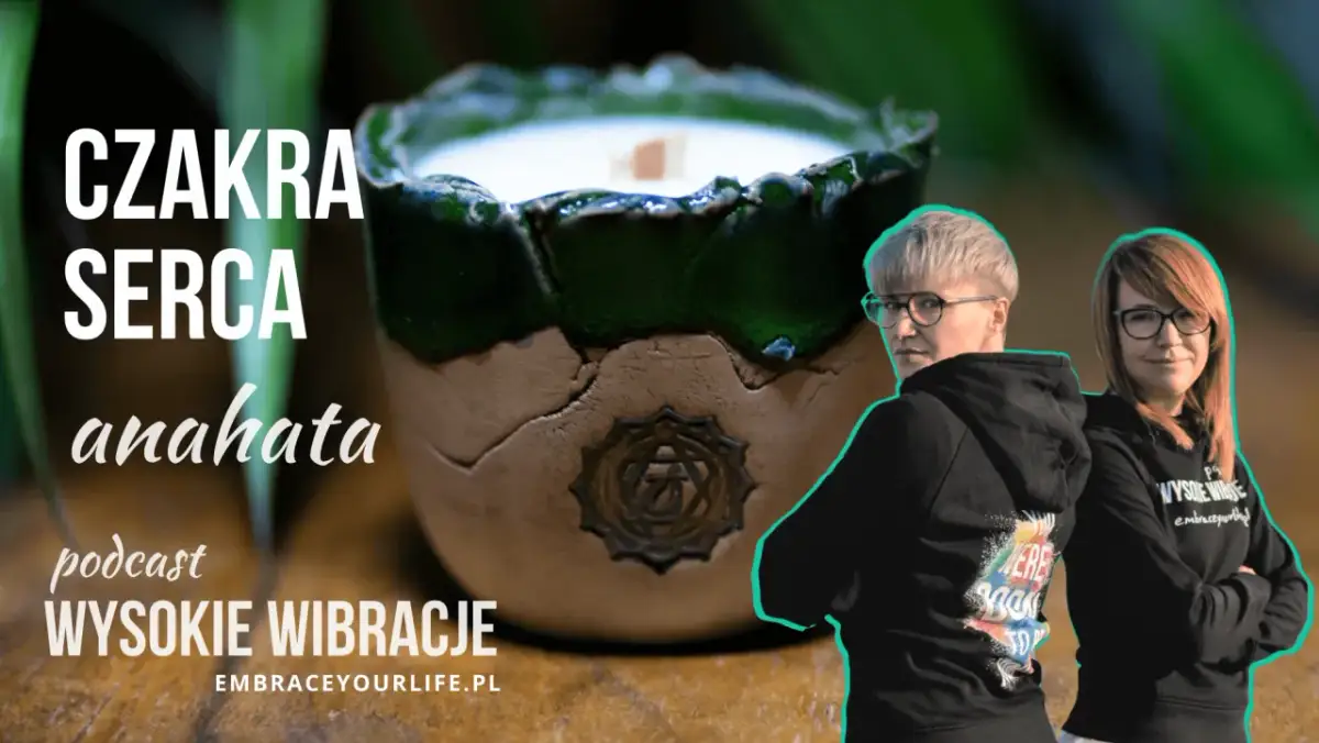 Podcast "Wysokie Wibracje" o tym, jak odblokować czakrę serca. Dwie osoby w bluzach z kapturem stoją obok siebie.