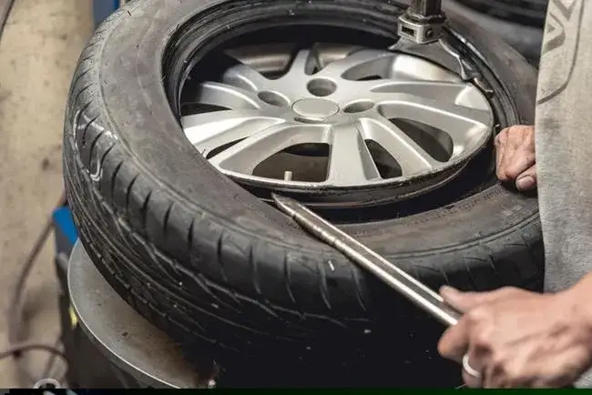 Jak ściągnąć oponę z felgi domowym sposobem bez uszkodzeń