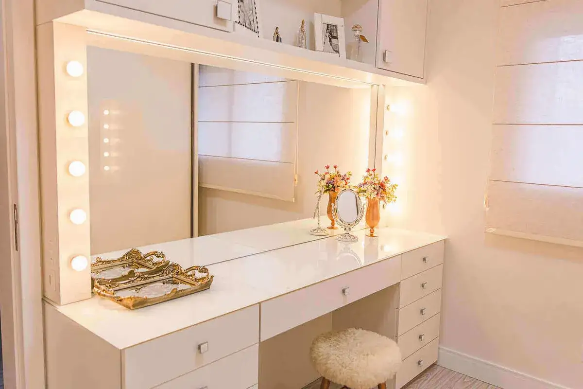 Jakie światło do makijażu? Sekrety wizażystów dla Twojej toaletki