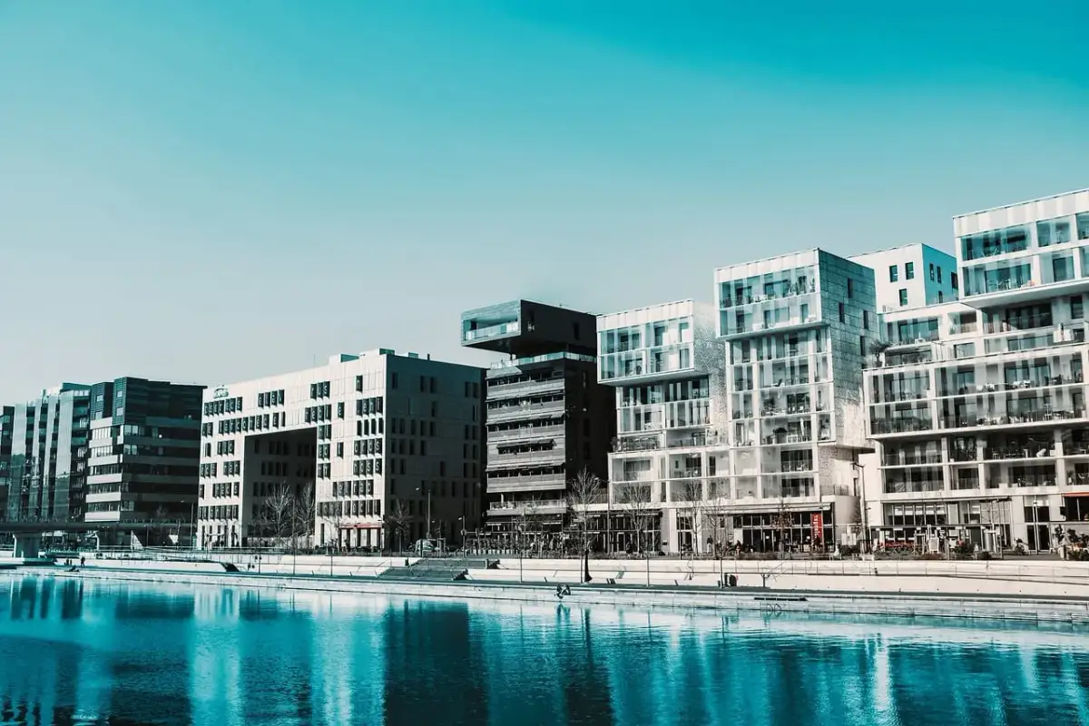 Krynica Morska: Gdzie leży? Odkryj jej sekrety i atrakcje!