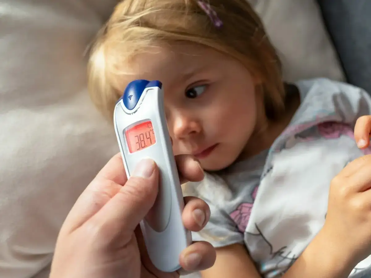 Dziecko z gorączką na spacer? Kiedy bezpiecznie wyjść, a kiedy zostać