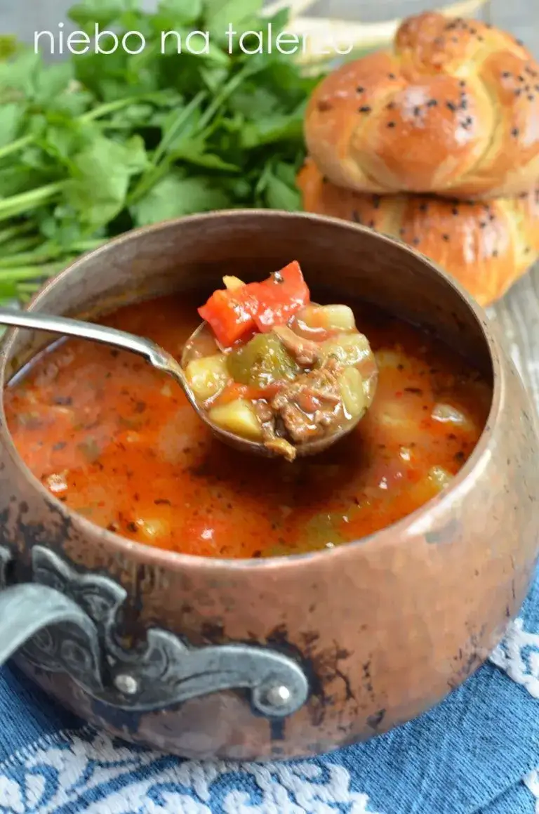 Jak zrobić pyszną zupę gulaszową – prosty przepis krok po kroku