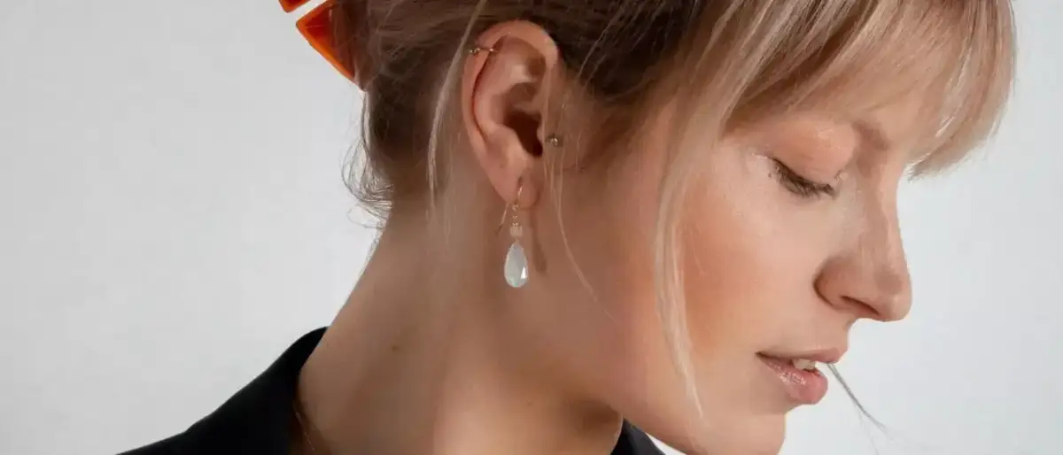 Jak dobrać kolczyki do sukienki? Poradnik, który odmieni Twój look