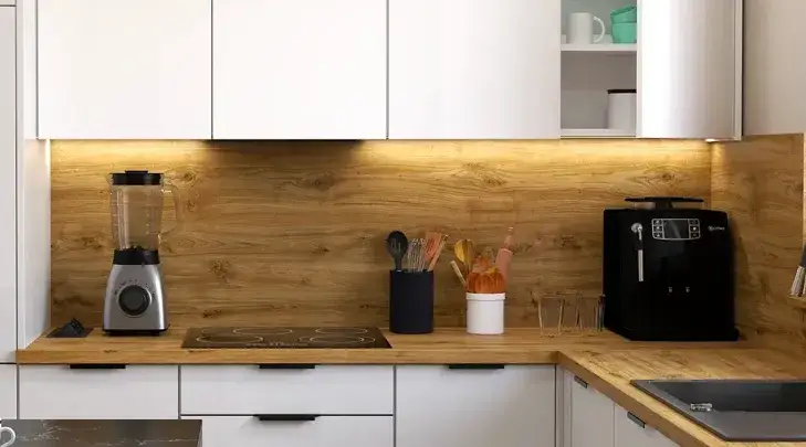 Co między blatem a szafkami w kuchni? Najlepsze materiały i porady