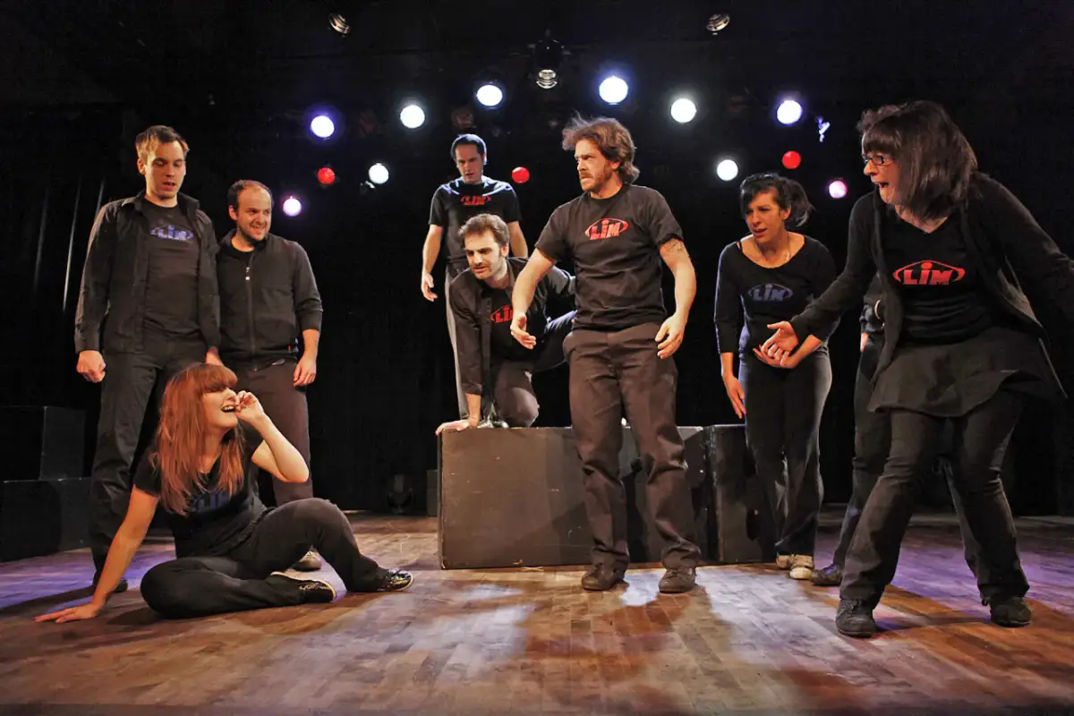 Spektakl improwizowany: zrozumienie sztuki bez scenariusza