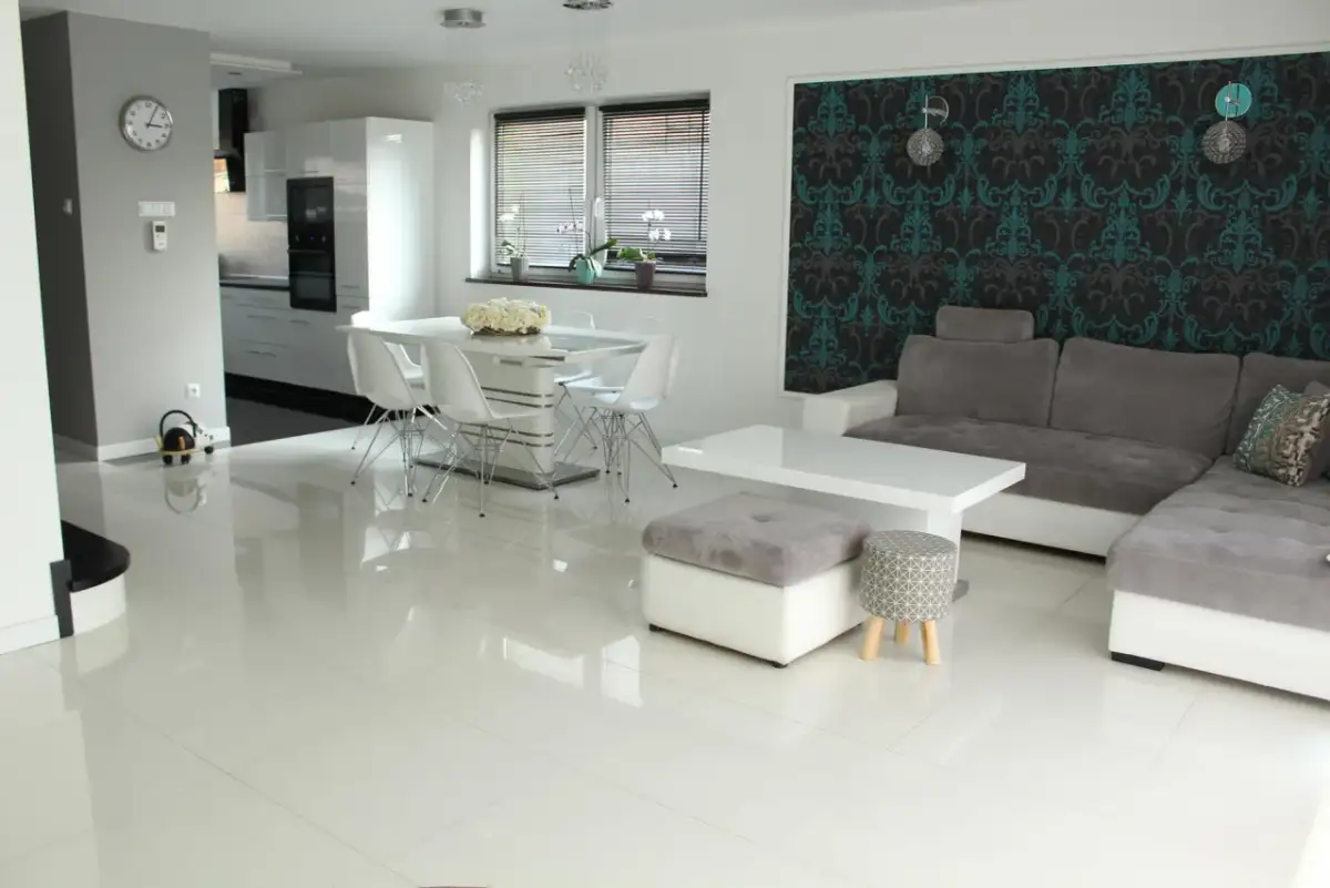 Płytki czy panele w salonie? Ekspert radzi, jak nie popełnić błędu