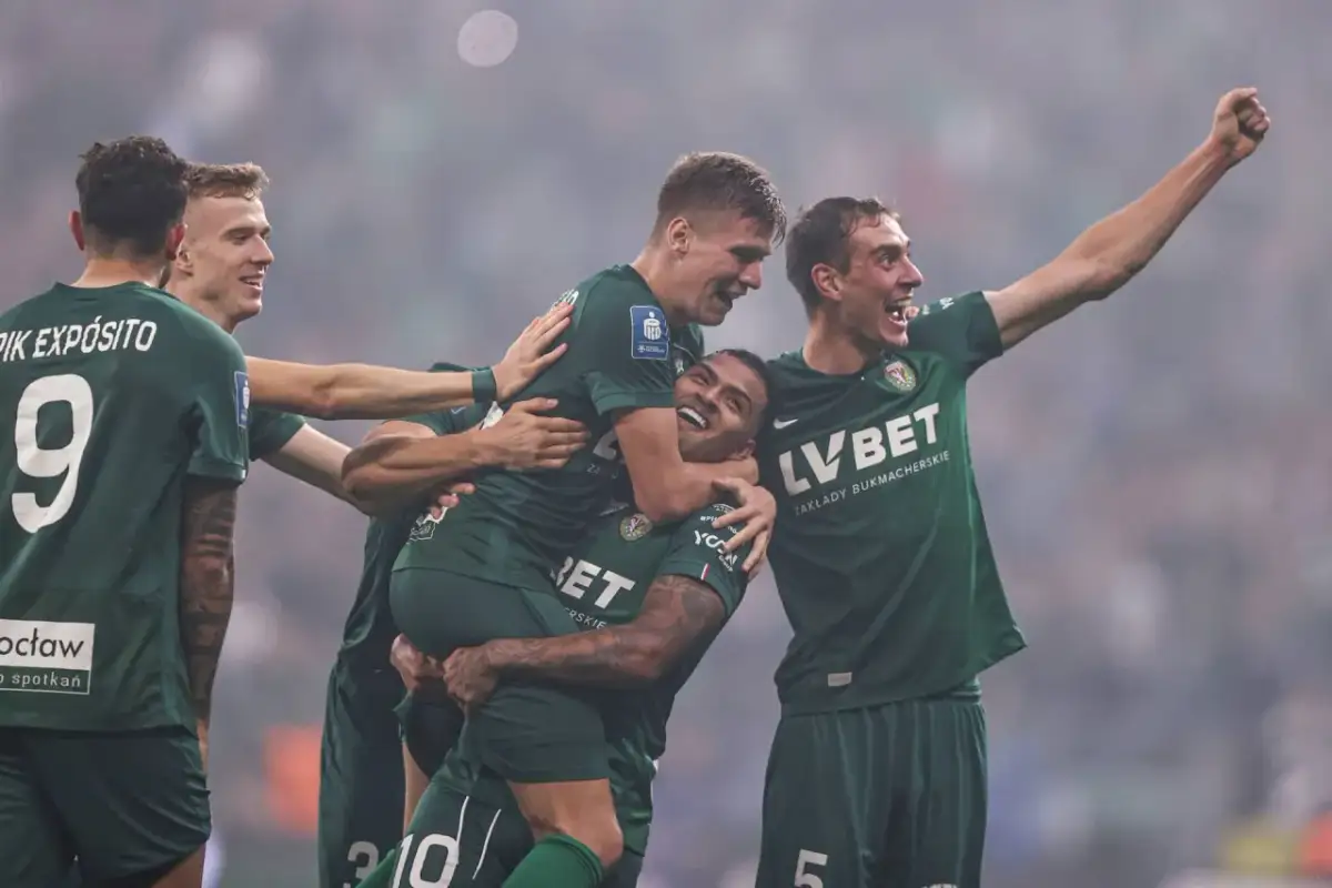 Piłkarze w zielonych koszulkach świętują bramkę. Czy to będzie taki mecz ekstraklasy w TVP dzisiaj?