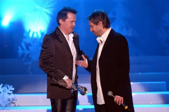 Kto śpiewa "Budzikom śmierć"? Poznaj wszystkich wykonawców i historię