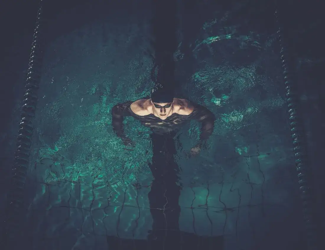 Pływanie na sylwetkę: Jak basen rzeźbi ciało i spala kalorie?