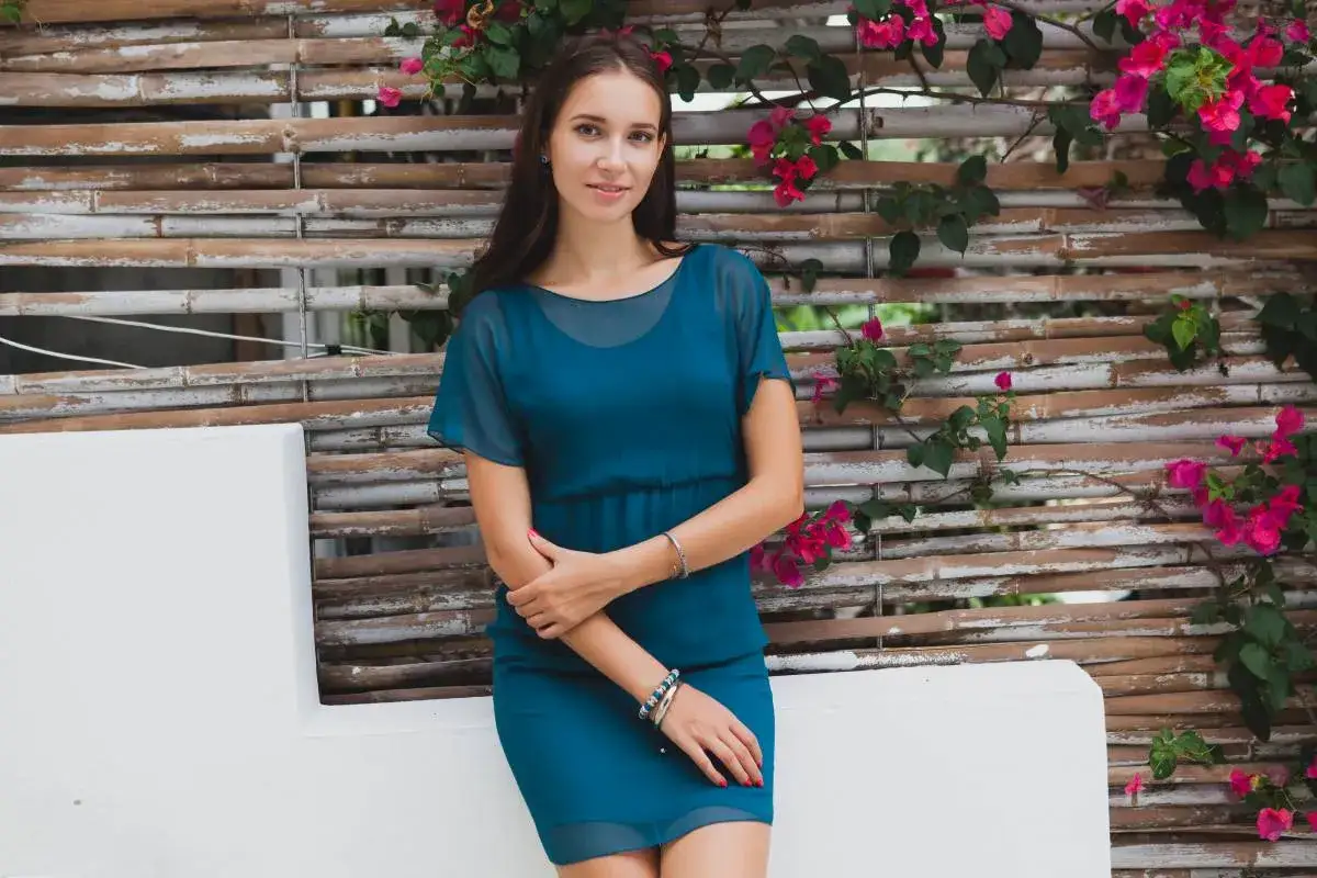 Szerokie ramiona? Odkryj sukienki, które wysmuklą sylwetkę!