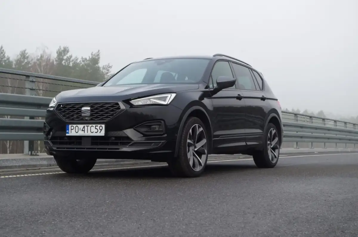 Czarny Seat Tarraco na drodze, gotowy na podróż.