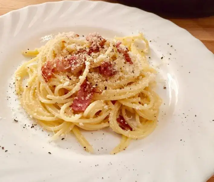 Oryginalny przepis na spaghetti carbonara ze śmietaną, który zaskoczy smakoszy