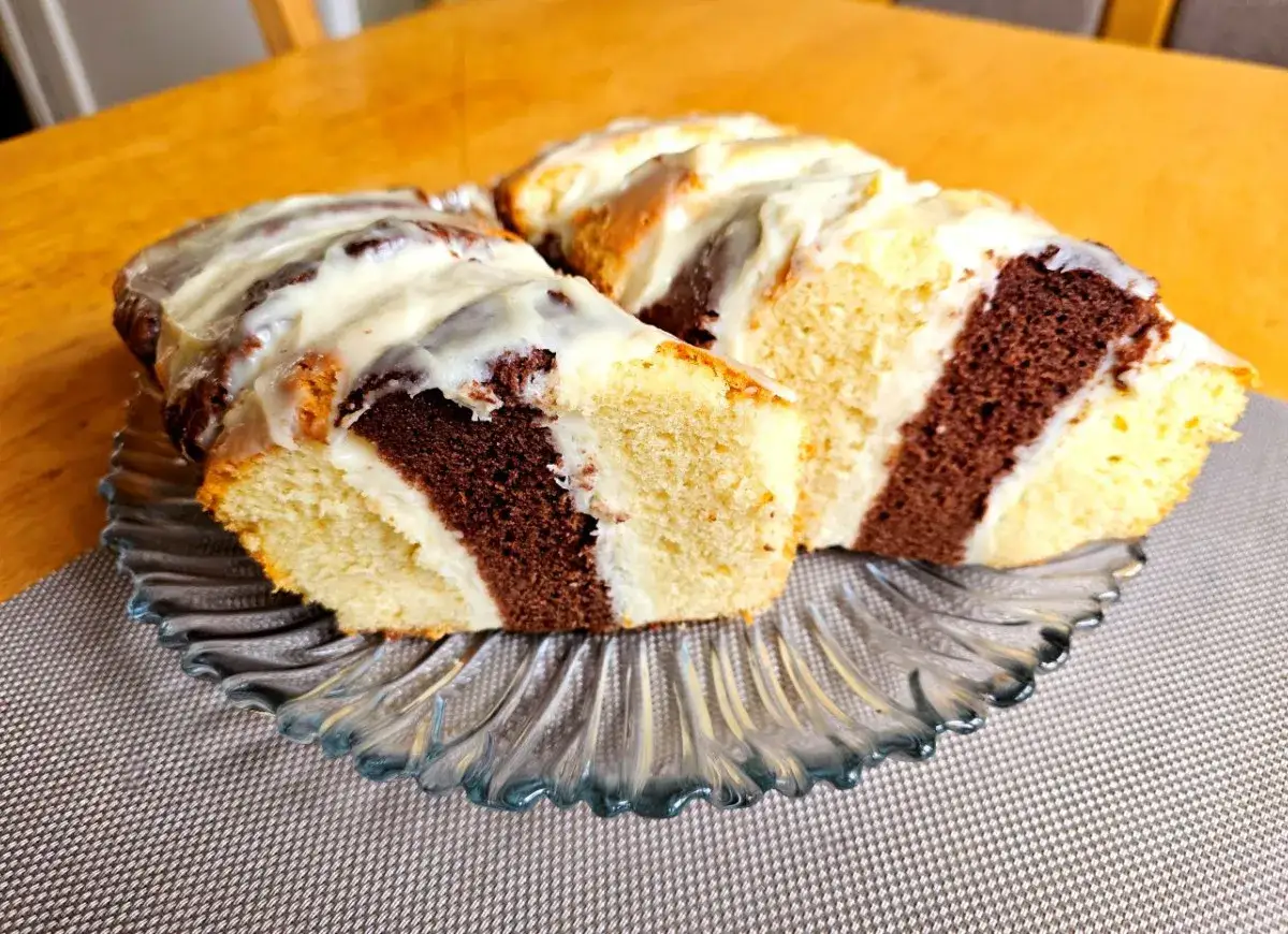 Pyszne ciasto metrowiec stary przepis, z kremem i czekoladowymi pasami. Idealne na deser.