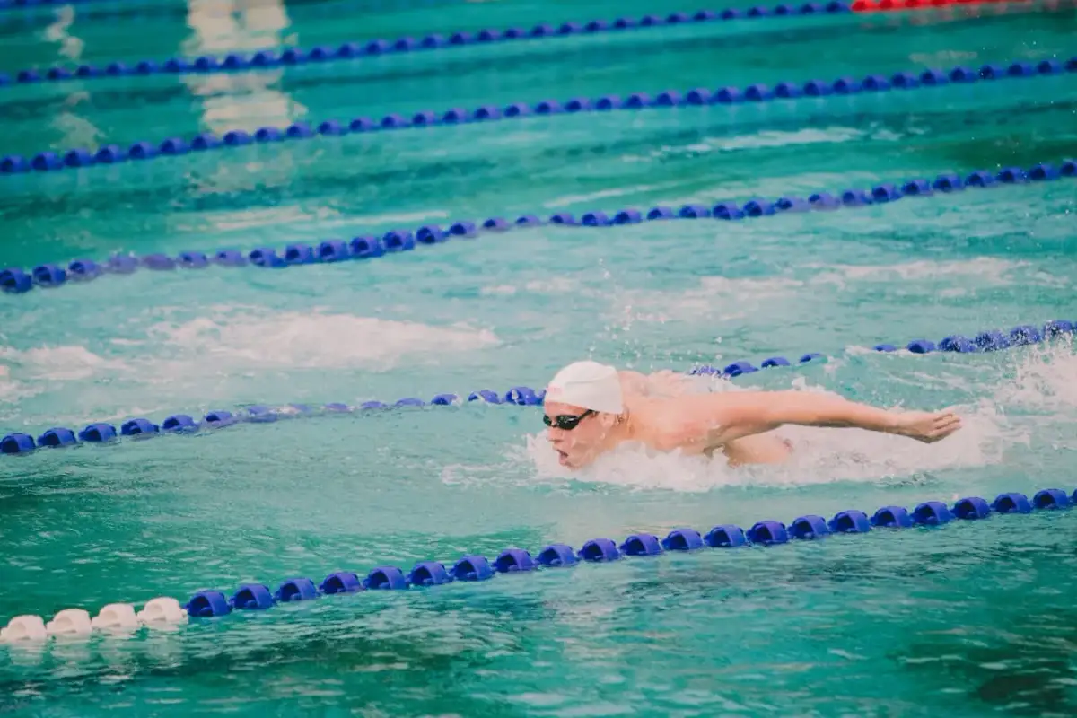 Jak szybko nauczyć się pływać żabką? Praktyczny poradnik krok po kroku