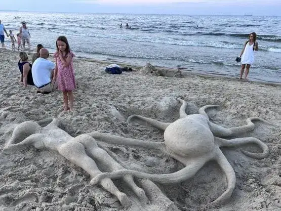 Niezwykłe rzeźby z piasku na plaży: odkryj magiczne miejsca i wydarzenia