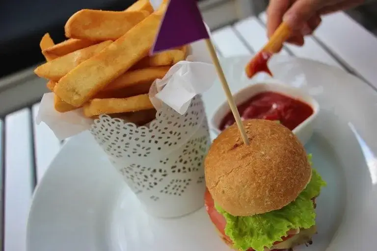 Gdzie zjeść w Rydze? Najlepsze miejsca na smaczne jedzenie