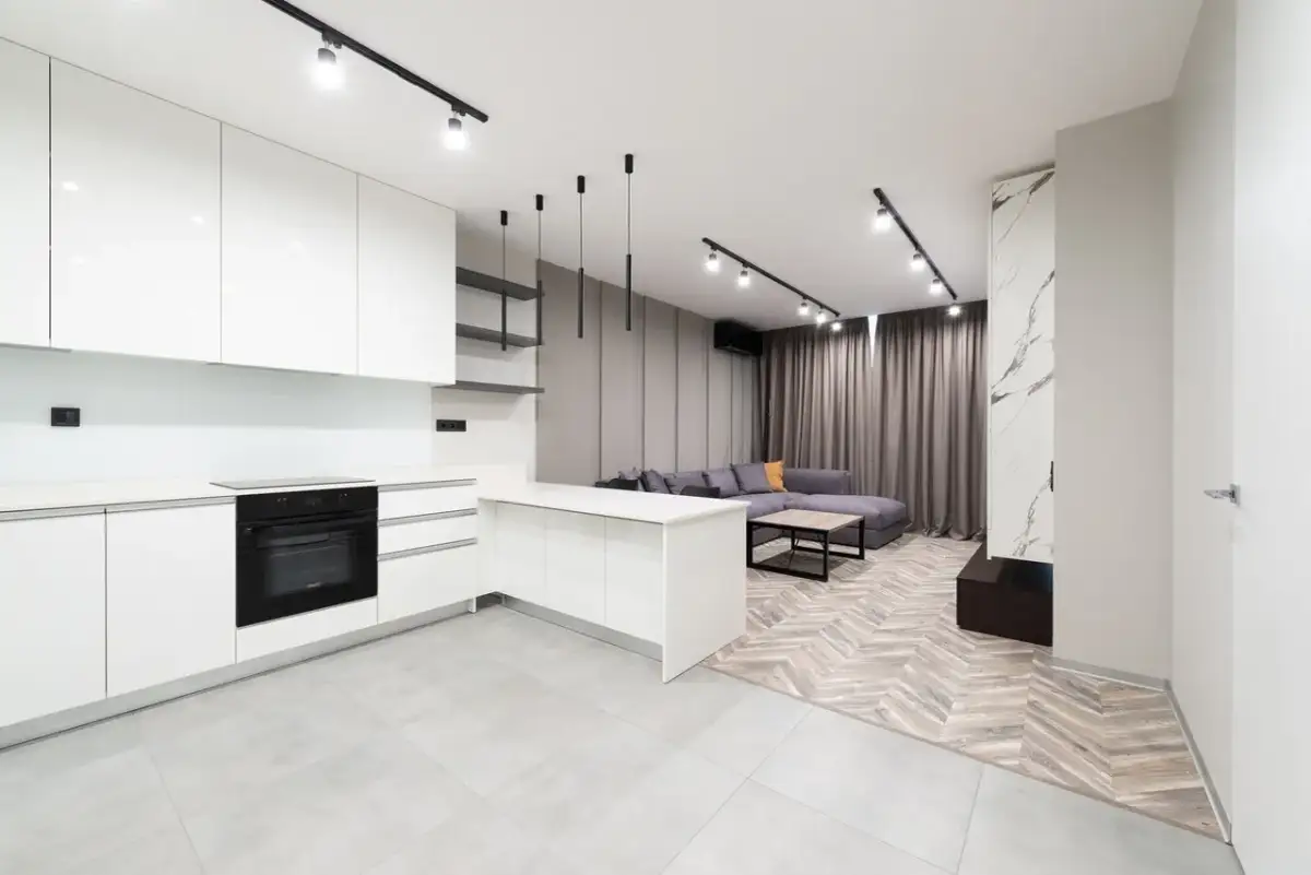 Połącz kuchnię z salonem: Inspiracje i praktyczne porady