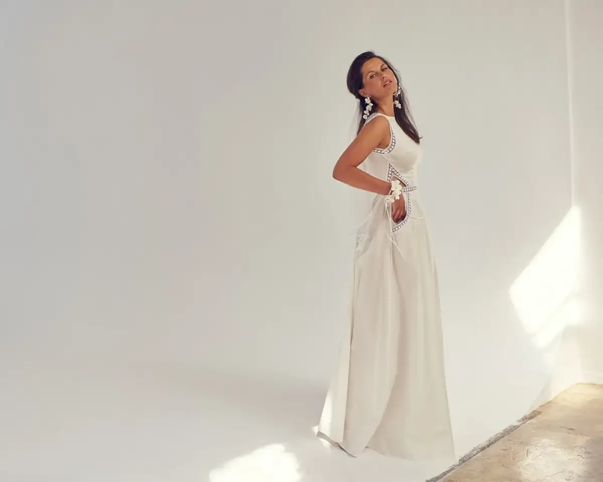 Suknia ślubna ecru: Kto w niej rozkwitnie? Pełen poradnik