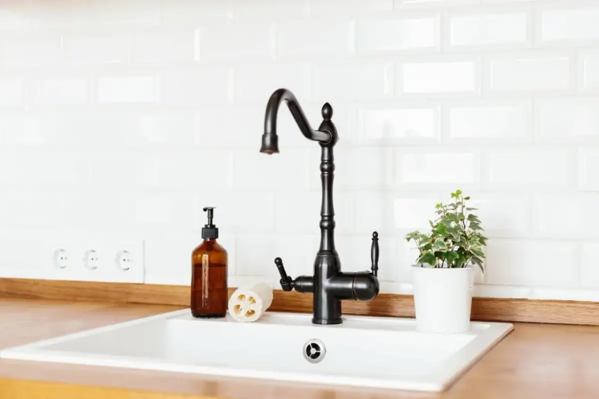 Jakie płytki do białej kuchni z drewnianym blatem - piękne i praktyczne opcje