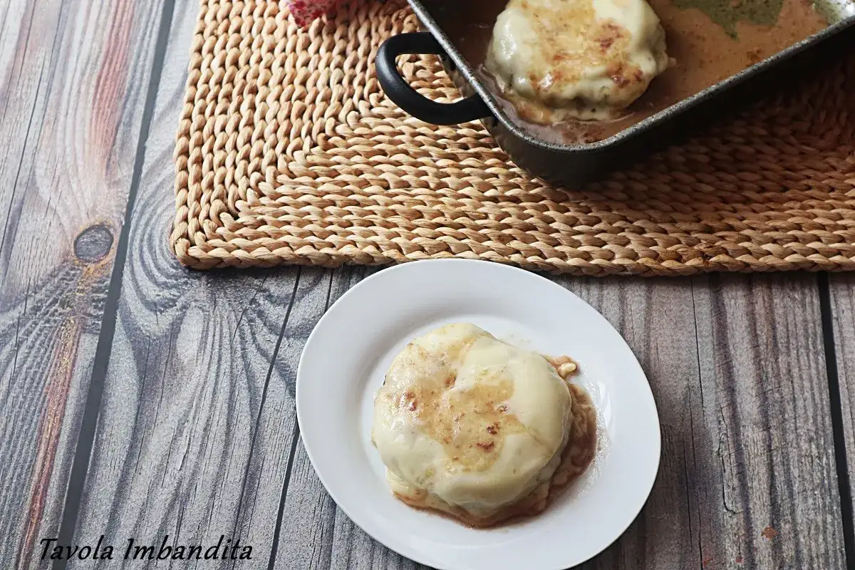 Hamburger in padella con vino bianco: succoso e saporito