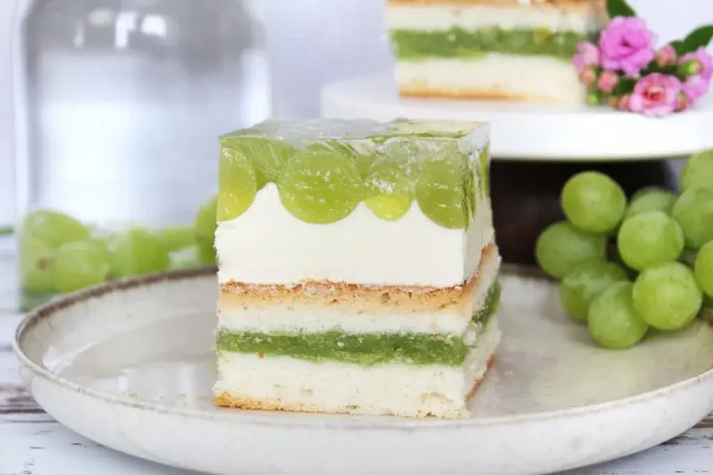 Pyszny przepis na ciasto z kremem budyniowym, które zachwyci gości