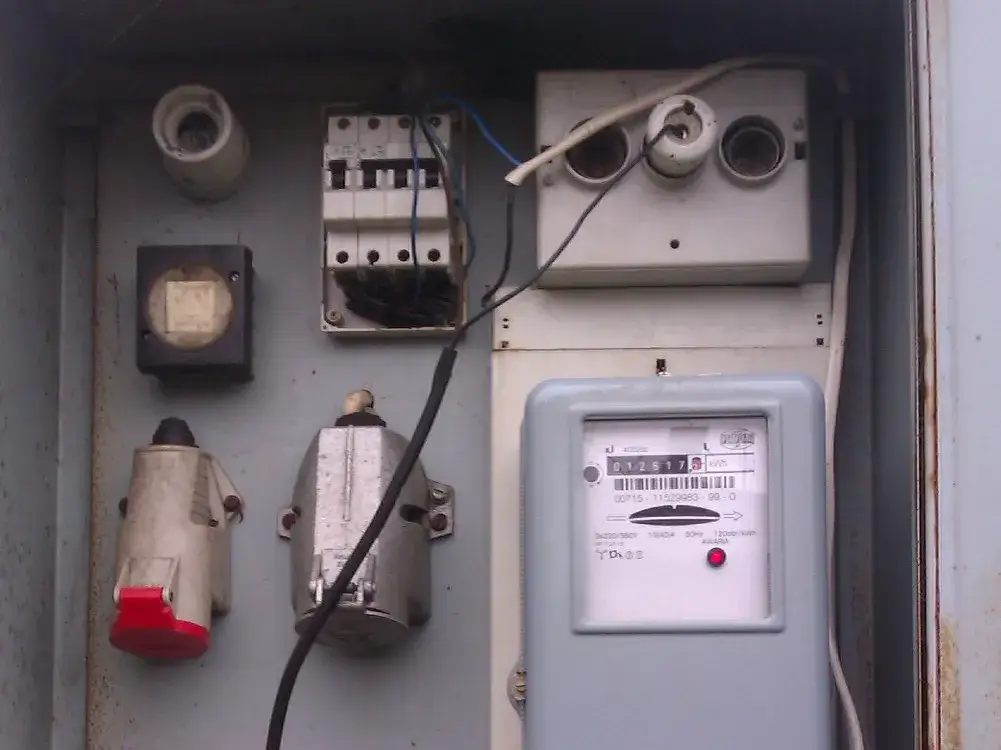 Jak anonimowo zgłosić kradzież prądu PGE i nie obawiać się konsekwencji