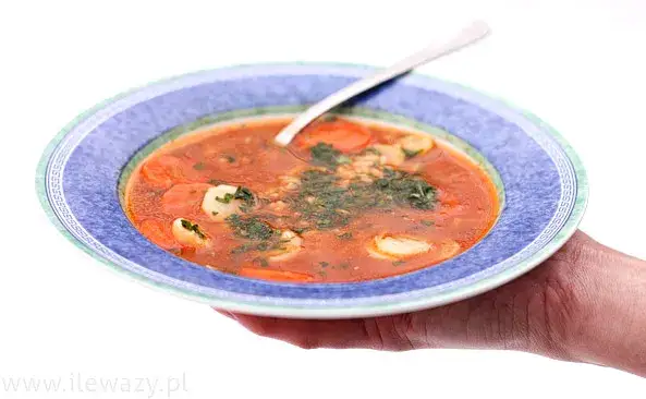 Ile kalorii ma zupa pomidorowa? Oblicz i odchudź swoją wersję!