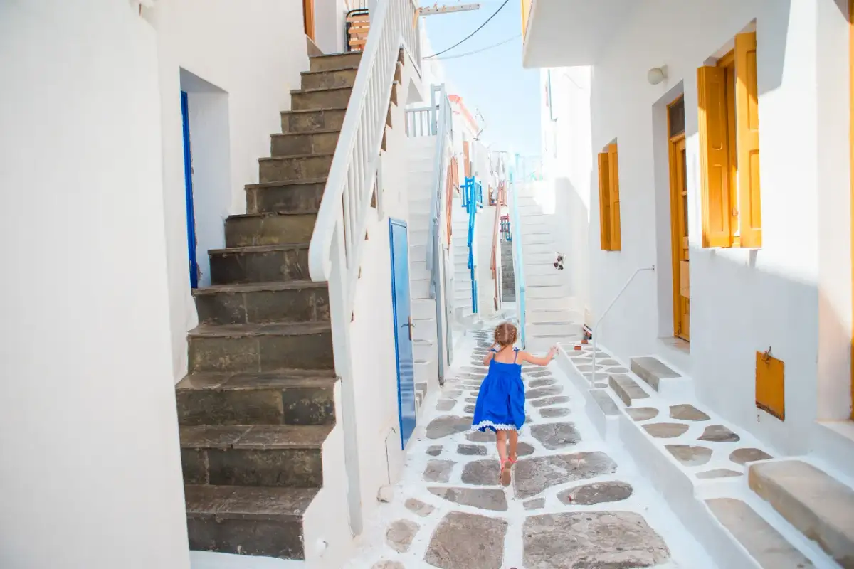 Grecja z dzieckiem: Jak wybrać idealne miejsce na rodzinny urlop?